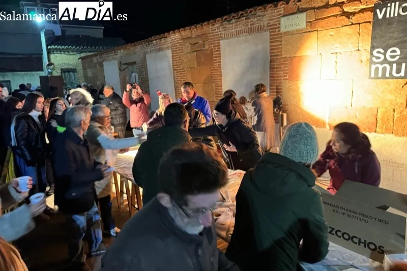 Foto 4 - Multitudinario ambiente y miradas de ilusi&oacute;n acompa&ntilde;an el encendido del d&eacute;cimo &aacute;rbol de Navidad creado por Villoruela se Mueve y la solidaridad vecinal 
