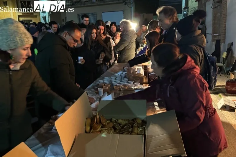 Foto 3 - Multitudinario ambiente y miradas de ilusi&oacute;n acompa&ntilde;an el encendido del d&eacute;cimo &aacute;rbol de Navidad creado por Villoruela se Mueve y la solidaridad vecinal 