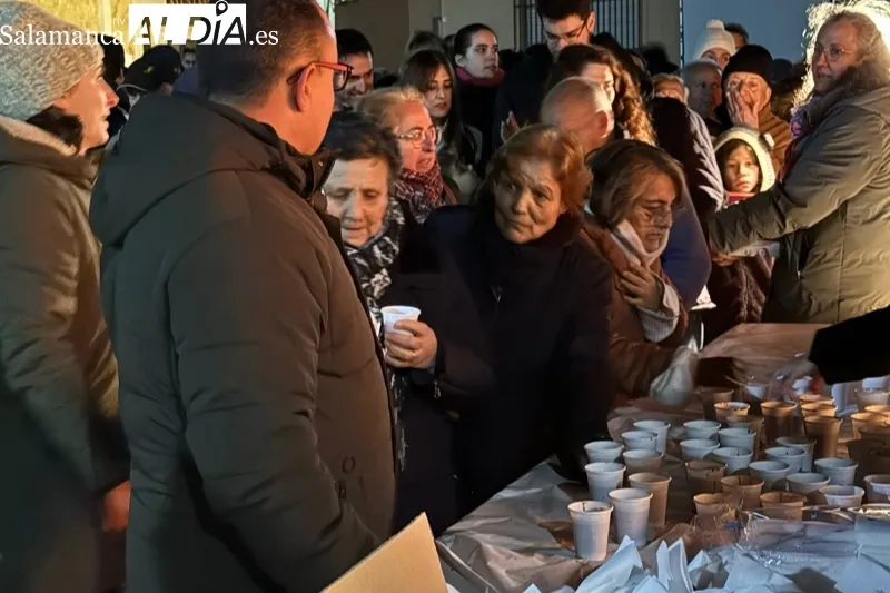 Foto 2 - Multitudinario ambiente y miradas de ilusi&oacute;n acompa&ntilde;an el encendido del d&eacute;cimo &aacute;rbol de Navidad creado por Villoruela se Mueve y la solidaridad vecinal 