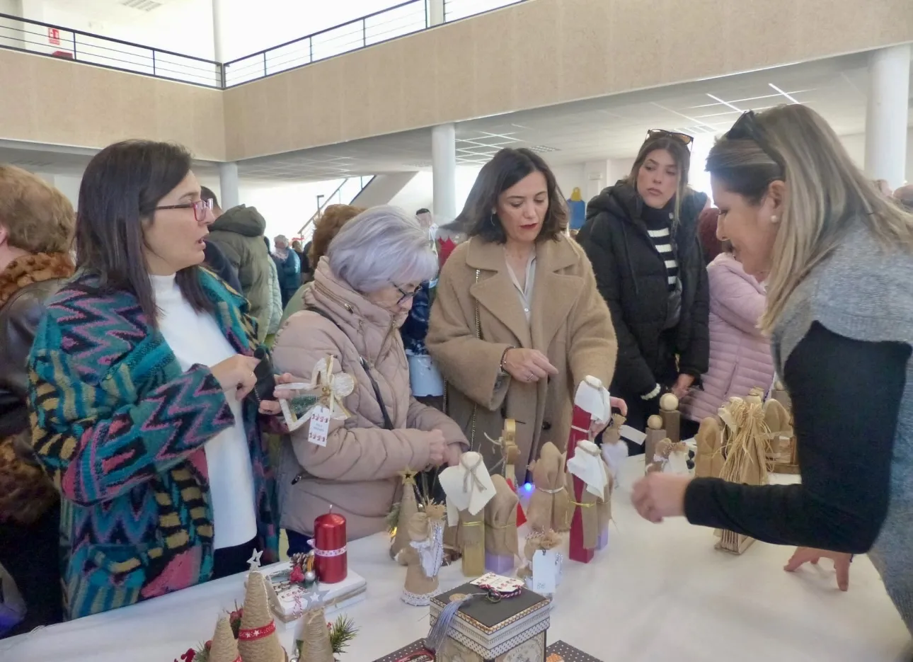 Foto 3 - La solidaridad desborda previsiones en el mercadillo navide&ntilde;o de Villoria en favor del Centro Materno Infantil Ave Mar&iacute;a