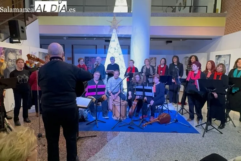Foto 2 - El Taller de Canto Popular abarrota de p&uacute;blico y ambiente el CDS en su concierto de Navidad
