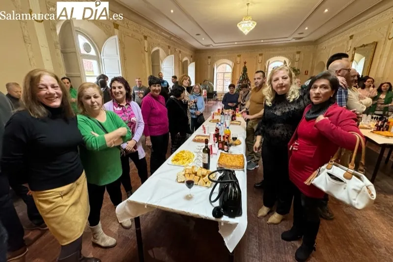 Foto 3 - El Ayuntamiento celebra su tradicional convite navide&ntilde;o junto a la plantilla municipal