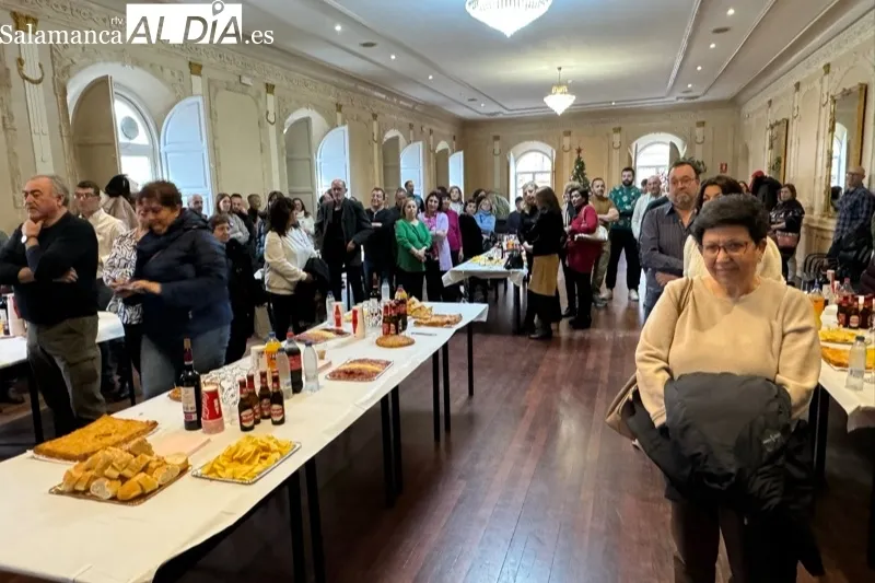 Foto 2 - El Ayuntamiento celebra su tradicional convite navide&ntilde;o junto a la plantilla municipal