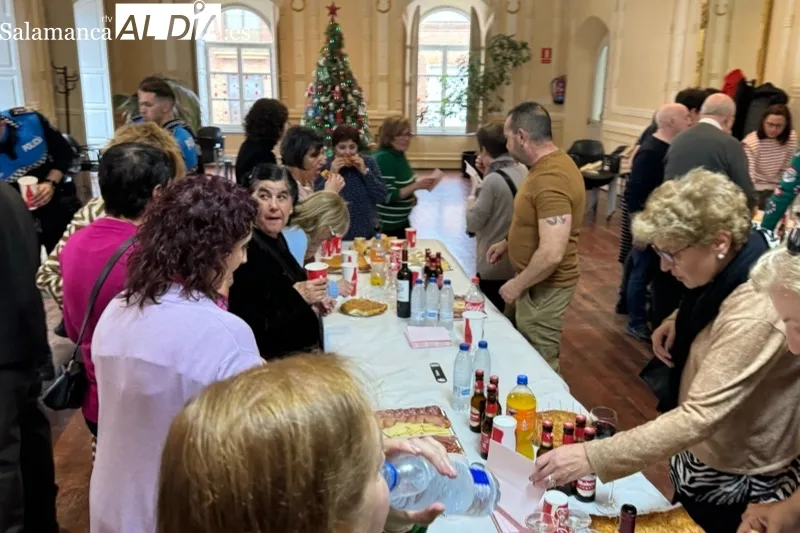Foto 5 - El Ayuntamiento celebra su tradicional convite navide&ntilde;o junto a la plantilla municipal