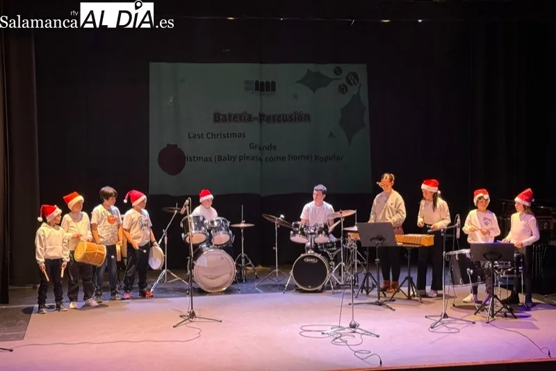 Foto 2 - El Teatro del CDS se llena para vivir las audiciones navide&ntilde;as de la Escuela Municipal de M&uacute;sica 