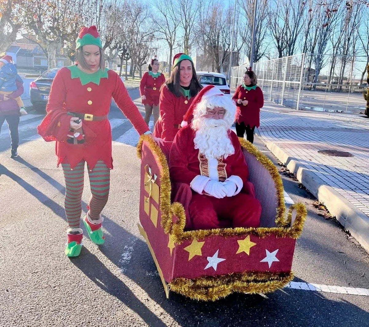 Foto 5 - Ilusi&oacute;n y sorpresa entre los m&aacute;s peque&ntilde;os de Villoria para vivir la visita de Papa Noel