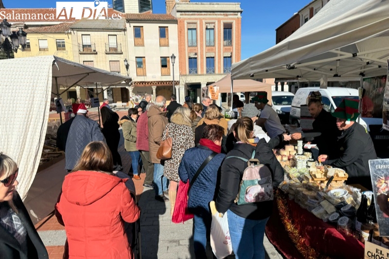 El mercado navideño comienza a dar ambiente a la esperada llegada de Papa Noel