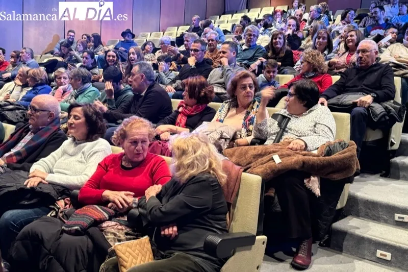 Foto 5 - &lsquo;Micro Abierto&rsquo; se estrena en el escenario del CDS mostrando el arte de numerosos vecinos