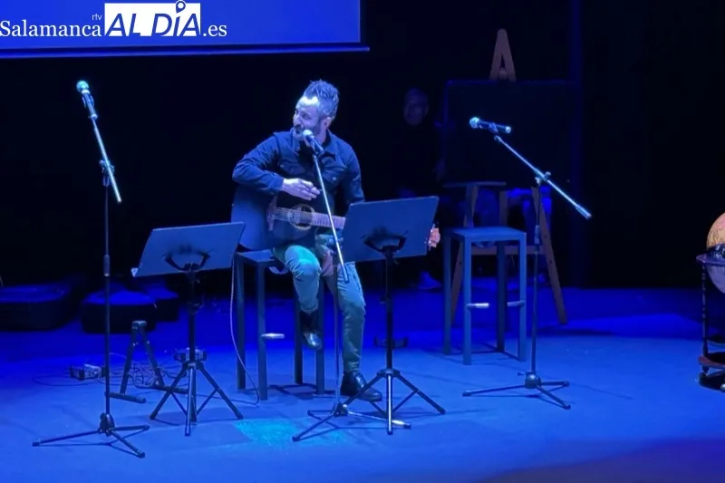 Foto 2 - &lsquo;Micro Abierto&rsquo; se estrena en el escenario del CDS mostrando el arte de numerosos vecinos