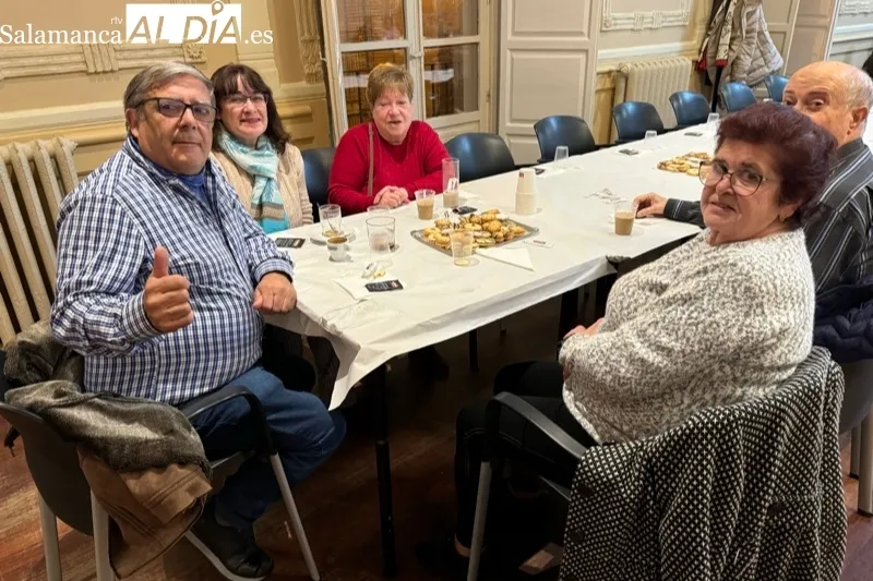 Foto 2 - Caf&eacute; con pastas y baile para celebrar la Navidad en la asociaci&oacute;n de mayores y pensionistas San Miguel