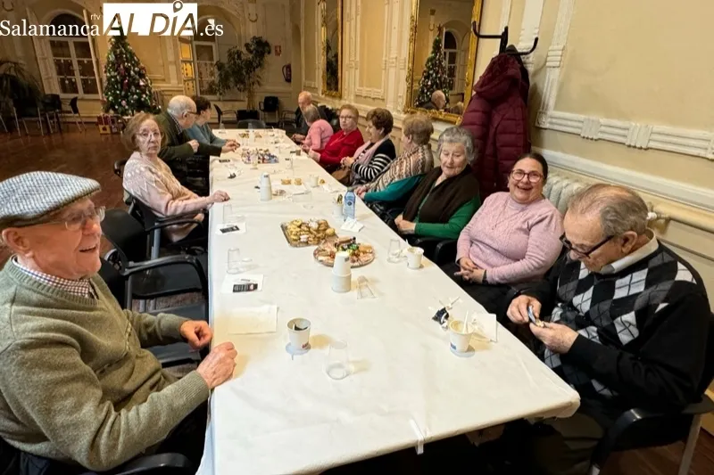 Foto 3 - Caf&eacute; con pastas y baile para celebrar la Navidad en la asociaci&oacute;n de mayores y pensionistas San Miguel