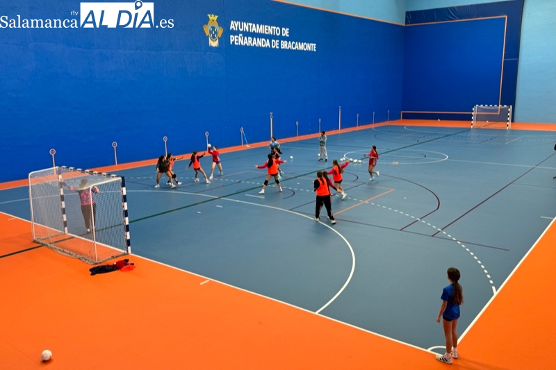 ‘Navidades deportivas’ llena la pista del pabellón municipal de deporte y buen ambiente