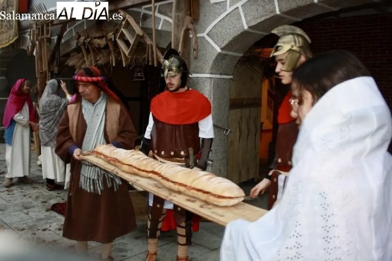 Foto 4 - Santiago de la Puebla se transforma por d&eacute;cimo a&ntilde;o en un Bel&eacute;n Viviente que abarrota la localidad para vivir la esperada tradici&oacute;n