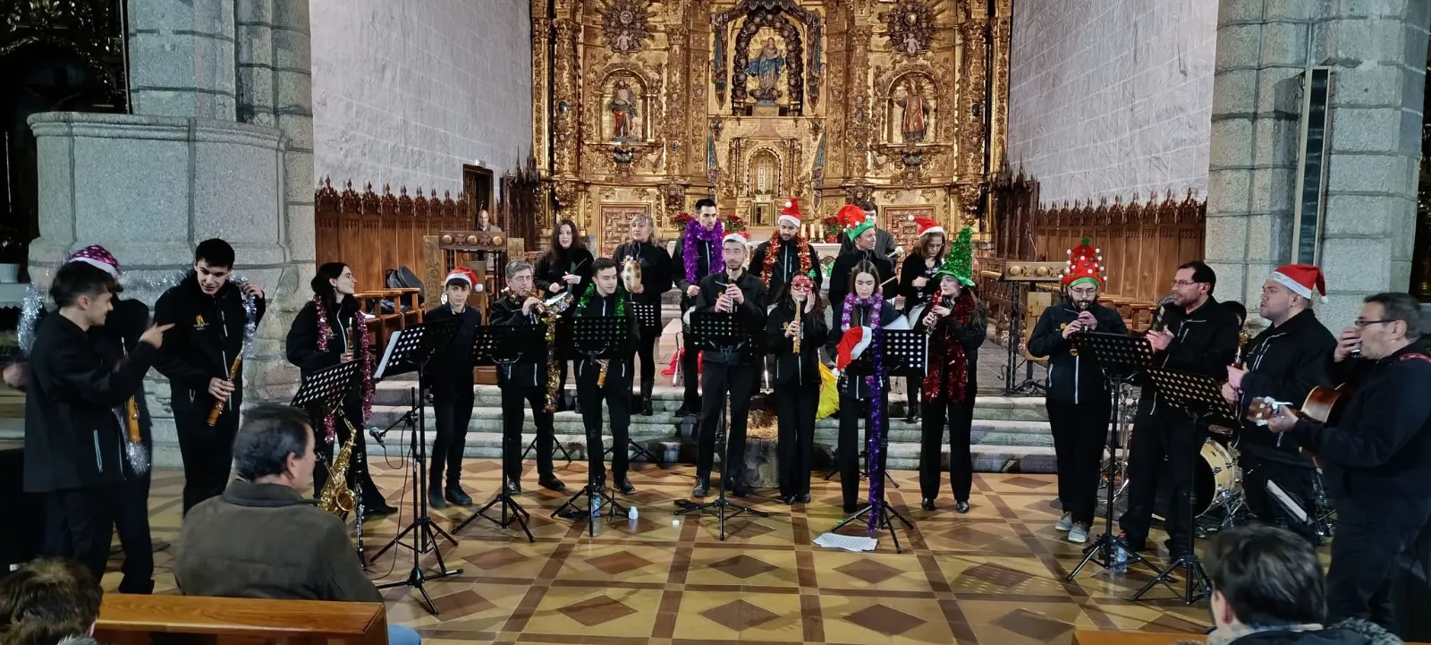 Foto 2 - La Escuela de Dulzaina y Percusi&oacute;n de Macotera llena la iglesia parroquial de p&uacute;blico y ambiente en su concierto de Navidad