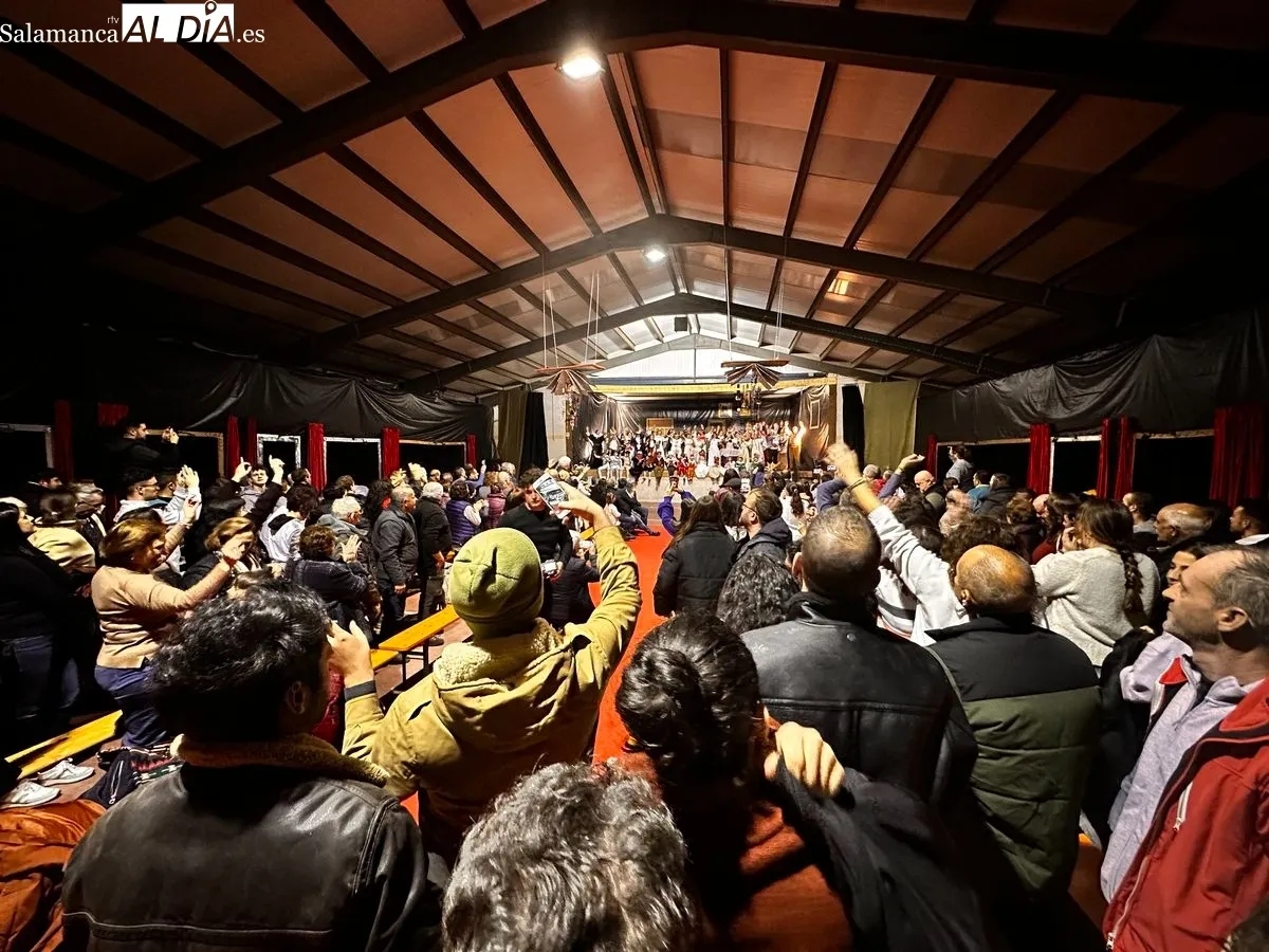 La magia de la Navidad se hizo realidad una vez más en Santiz con un espectacular teatro de los vecinos del pueblo