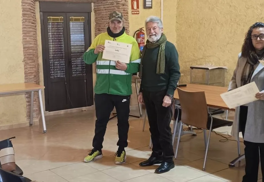 Foto 5 - Los alumnos de la acci&oacute;n &lsquo;Alto &Aacute;gueda Verde II&rsquo; reciben sus diplomas