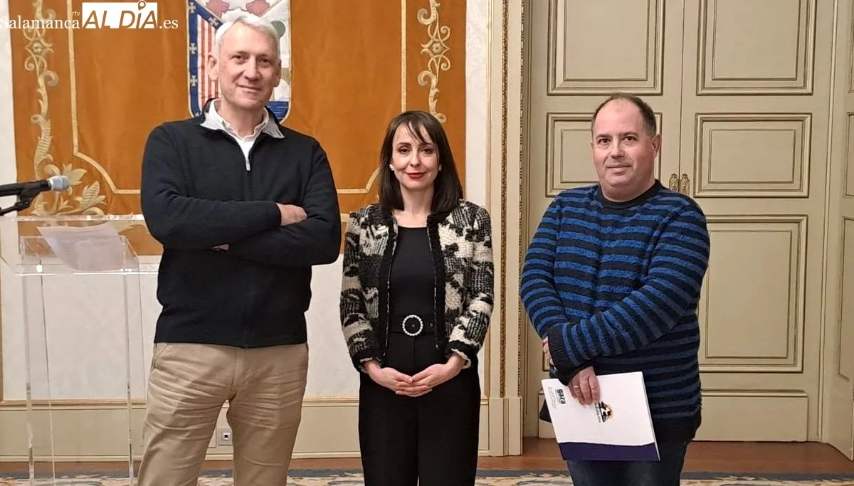Presentación de esta Cabalgata de Papá Noel con la concejala de Festejos, Carmen Seguín, el director comercial y de marketing de Leche Gaza, Ignacio Barrera y Roberto Vizán. Foto de Victor Jiménez