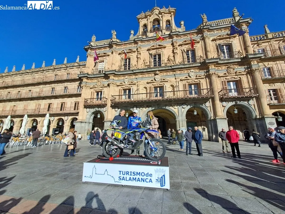 El alcalde de Salamanca, Carlos García Carbayo, acompaña al piloto Lorenzo Santolino en la presentación de su participación en la nueva edición del Rally Dakar 2025. Foto de Víctor Jiménez