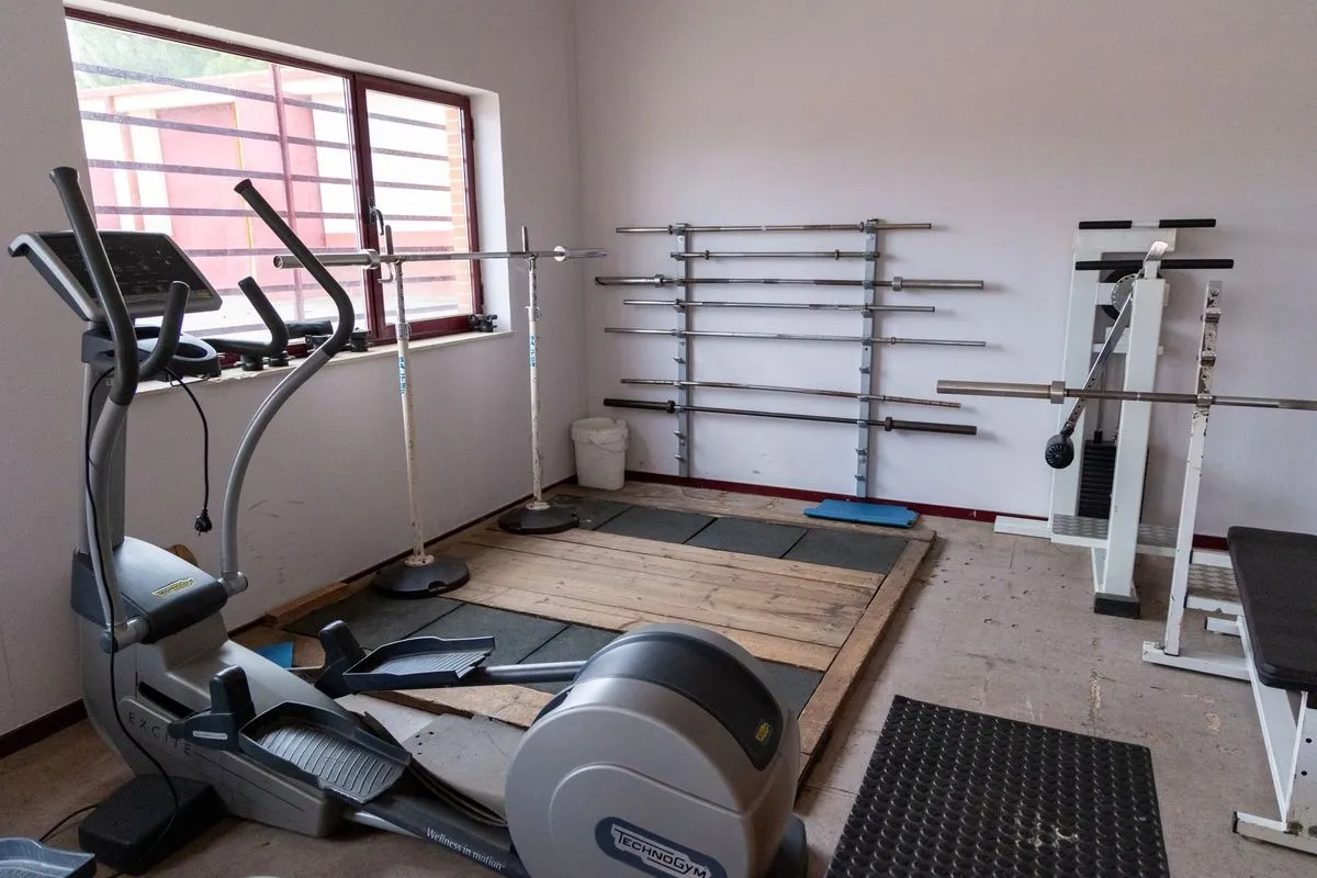 Materiales desgastados en el gimnasio de las Pistas del Helmántico. Foto PSOE
