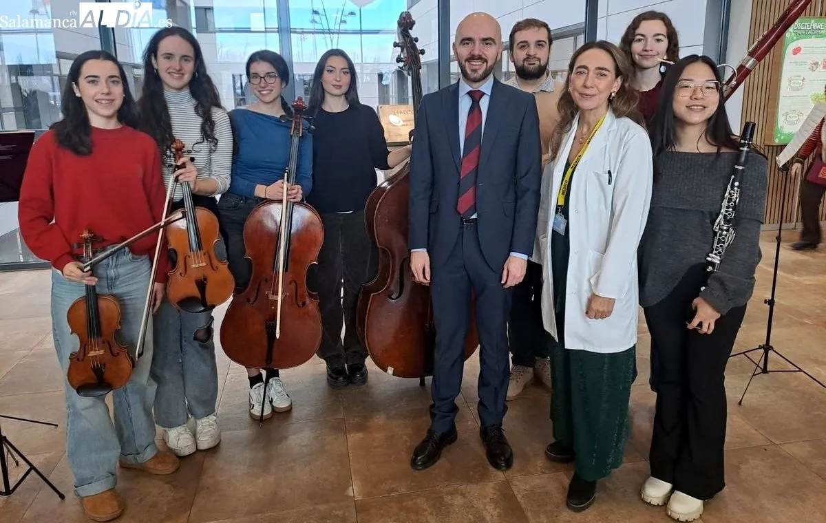 Orquesta Sinfónica de Castilla y León Joven en el vestíbulo del Hospital de Salamanca. Foto de Víctor Jiménez