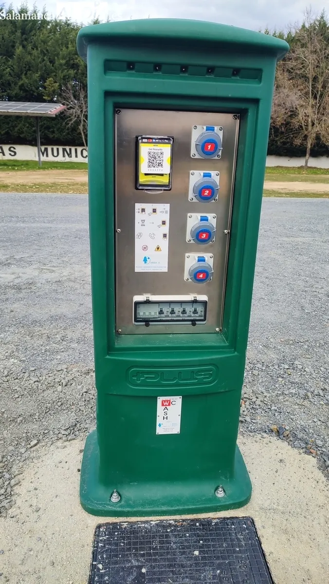 Parking de autocaravanas y pista de pádel en Vitigudino / CORRAL