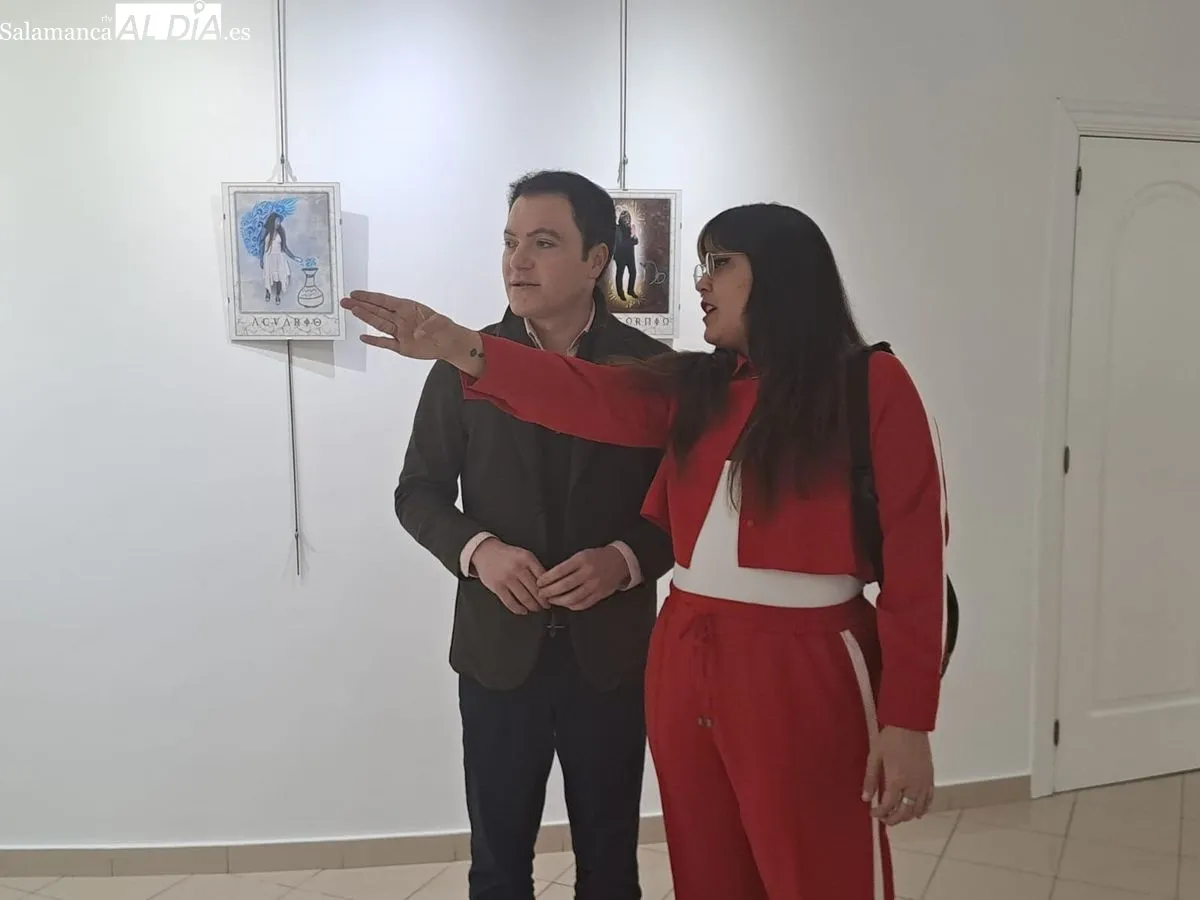 El concejal de Juventud, Pedro Martínez, ha inaugurado hoy la muestra ‘Psique y cosmos: realidad y misticismo’ de Natalia Hernández. Foto de Víctor Jiménez