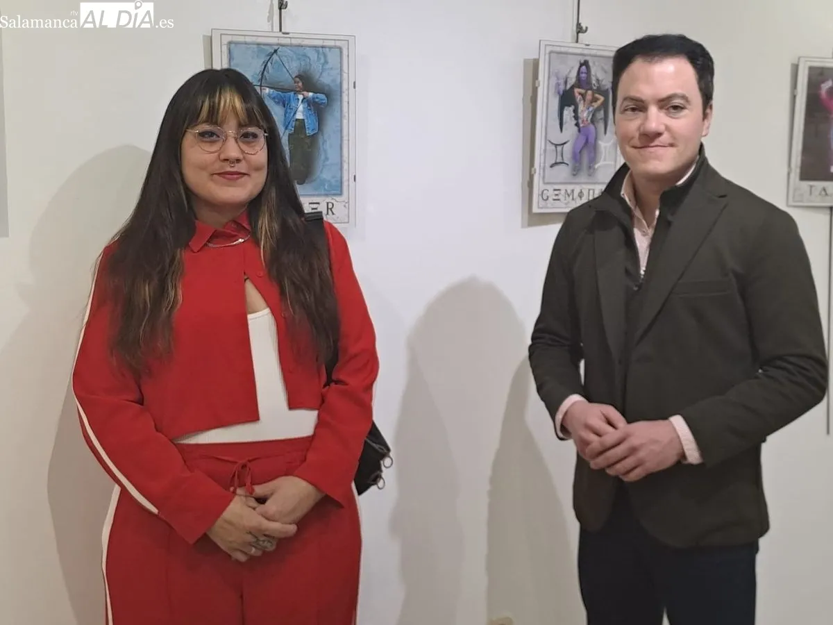 El concejal de Juventud, Pedro Martínez, ha inaugurado hoy la muestra ‘Psique y cosmos: realidad y misticismo’ de Natalia Hernández. Foto de Víctor Jiménez