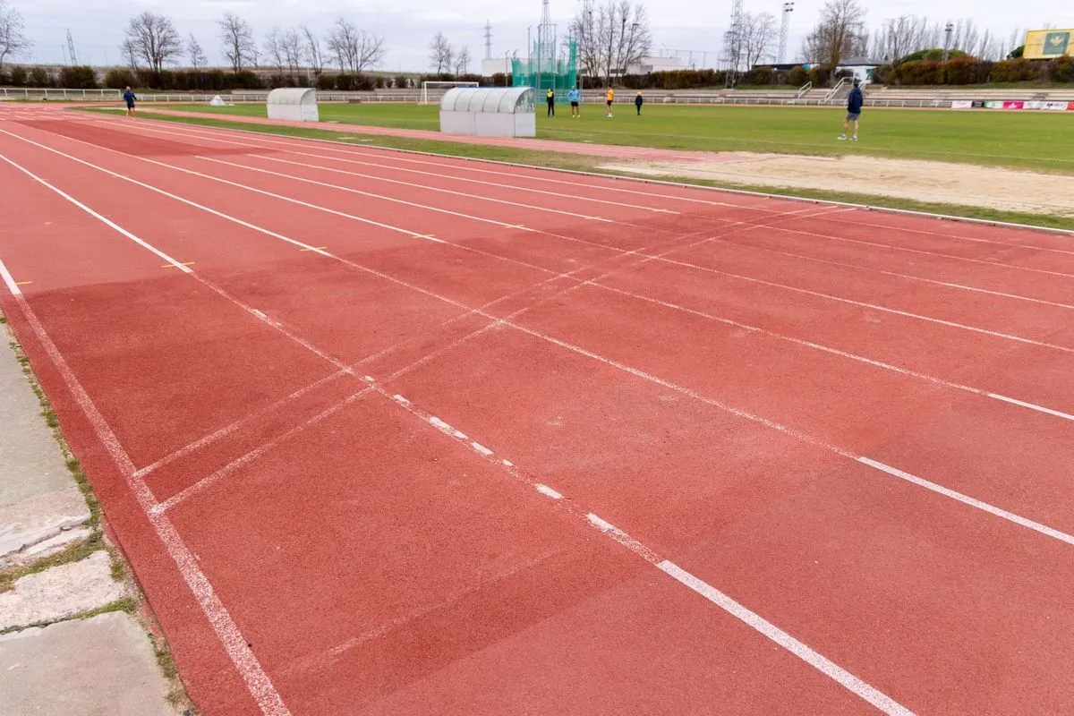 Desgaste de líneas en las Pistas del Helmántico. Foto PSOE