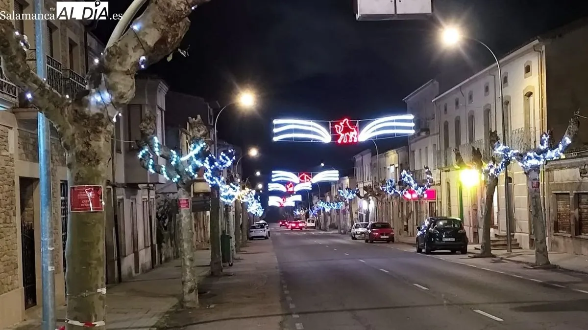Foto 2 - El encendido del alumbrado en la carretera marca el inicio de la Navidad en Lumbrales