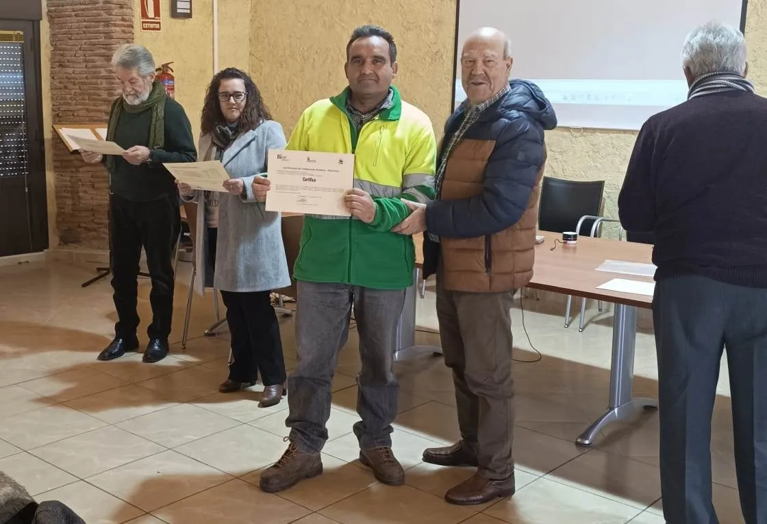 Foto 2 - Los alumnos de la acci&oacute;n &lsquo;Alto &Aacute;gueda Verde II&rsquo; reciben sus diplomas