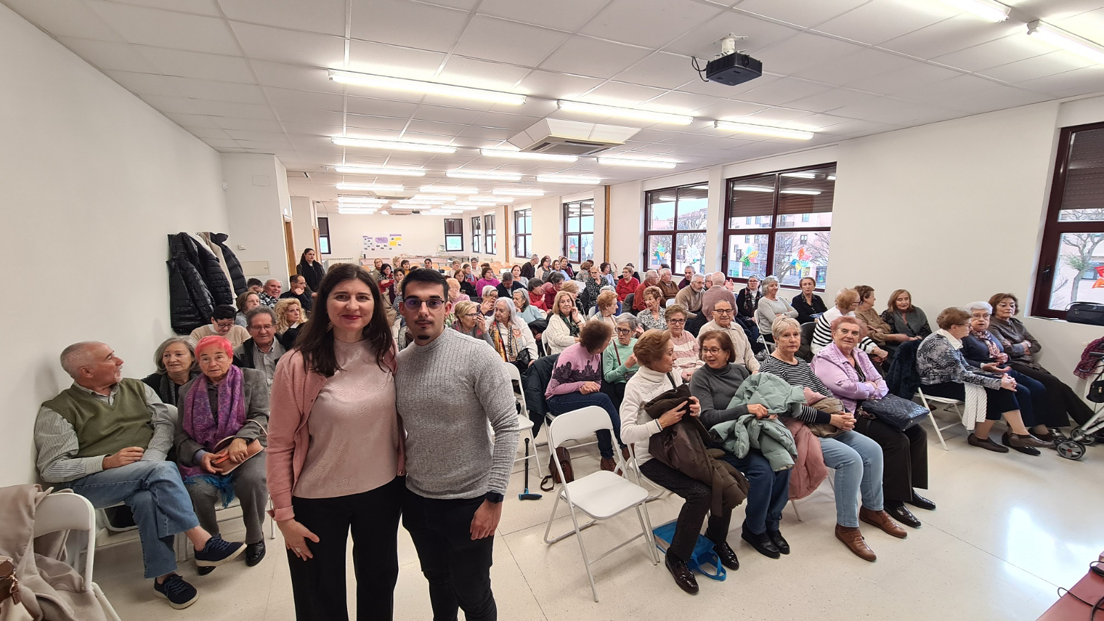 ‘Tejiendo redes’, un programa pionero en Salamanca para promover la inclusión digital de las personas mayores