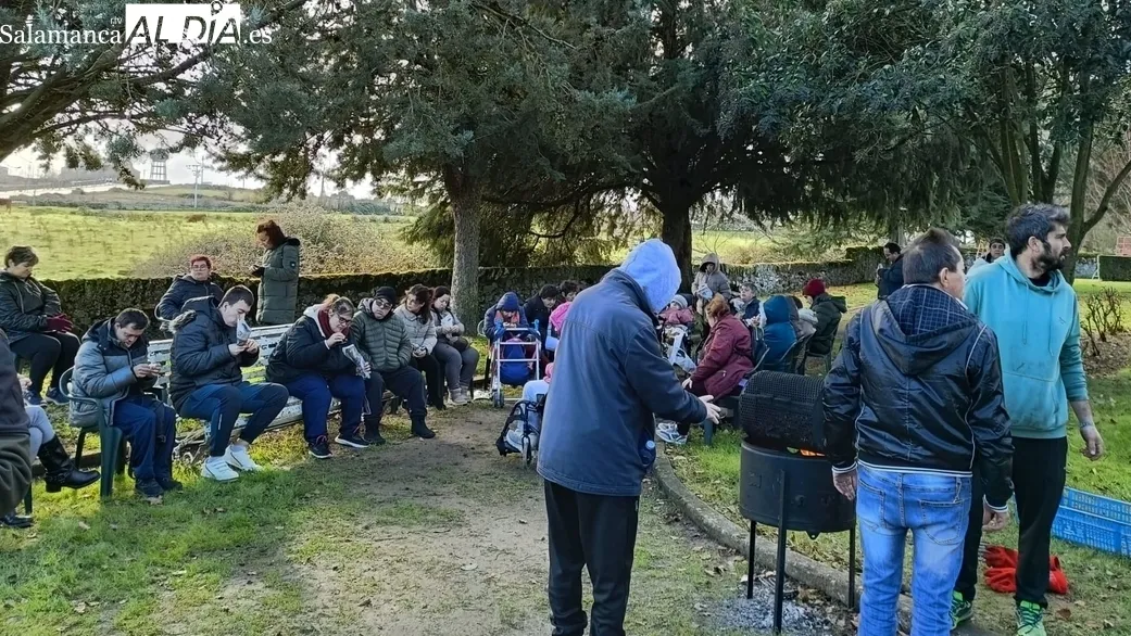 Usuarios y cuidadores de Asprodes Vitigudino en el parque San Nicolás