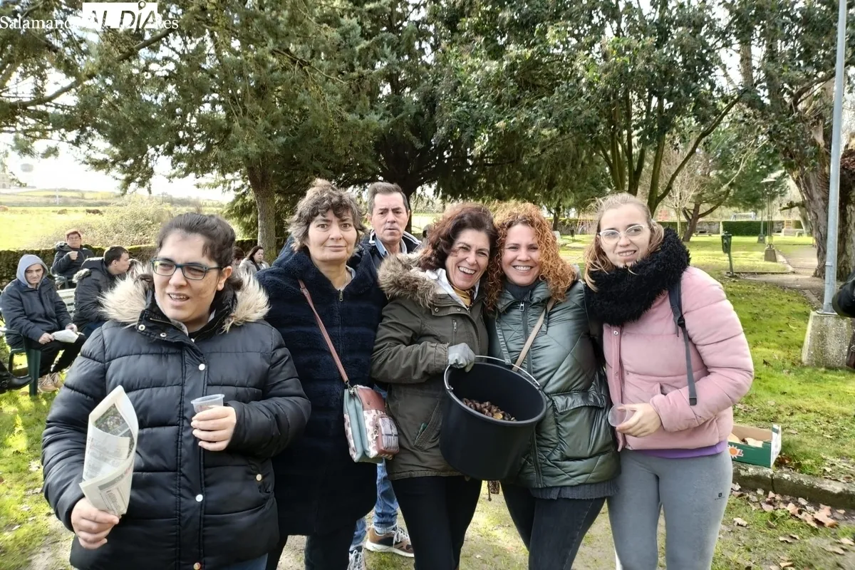 Usuarios y cuidadores de Asprodes Vitigudino en el parque San Nicolás
