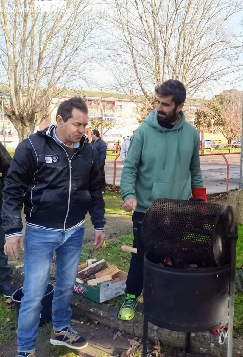 Usuarios y cuidadores de Asprodes Vitigudino en el parque San Nicolás