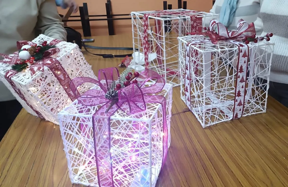 Foto 3 - Concluye el taller de manualidades navide&ntilde;as de Amanecer