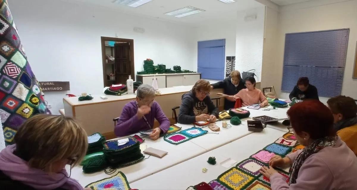 Foto 3 - 78 mujeres se implican en la decoraci&oacute;n navide&ntilde;a de Martiago creando 900 cuadros de ganchillo