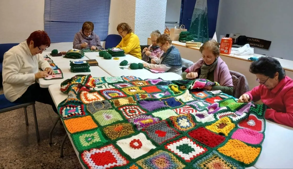 Foto 2 - 78 mujeres se implican en la decoraci&oacute;n navide&ntilde;a de Martiago creando 900 cuadros de ganchillo
