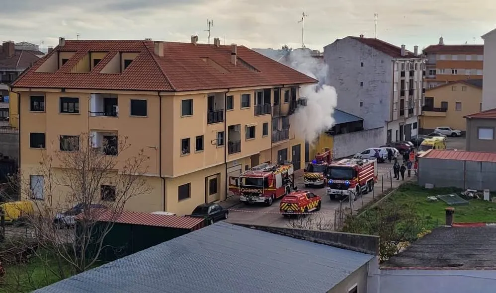 Foto 5 - Dos personas resultan intoxicadas en el incendio de una vivienda en la calle Mar&iacute;a de Molina
