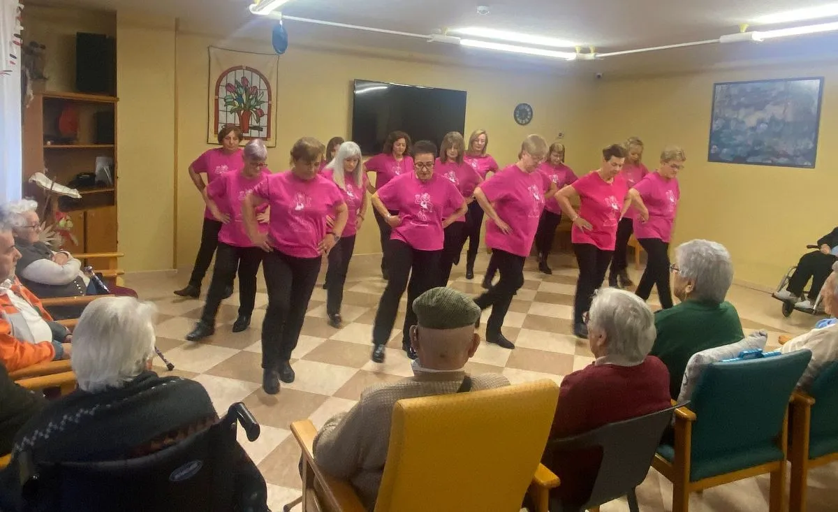 Foto 2 - La Residencia Caracillo abre sus actividades navide&ntilde;as con los bailes y villancicos de Amanecer