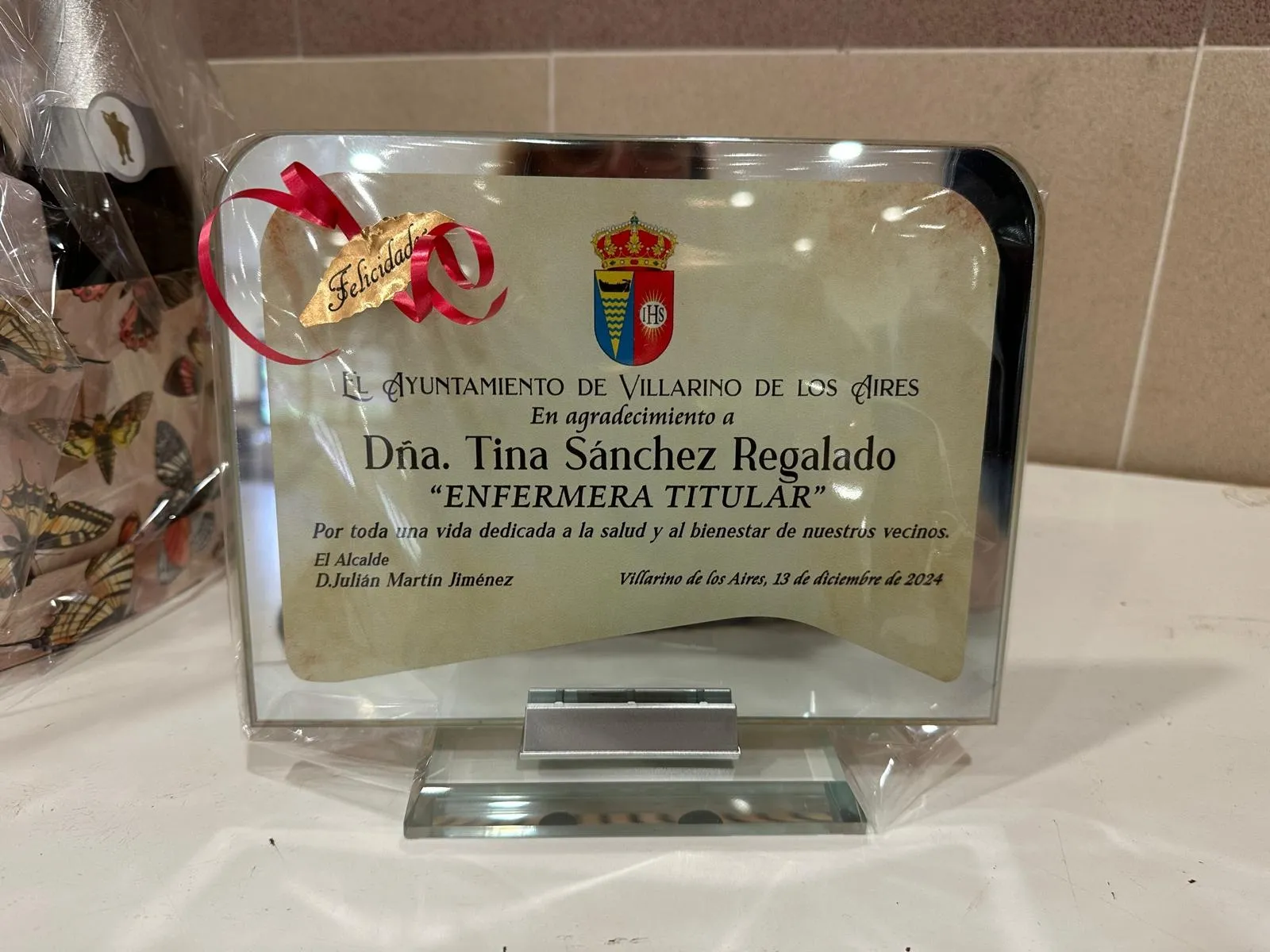 Despedida por su jubilación al médico Nacho Martín y Tina Sánchez tras 31 años como enfermera en Villarino