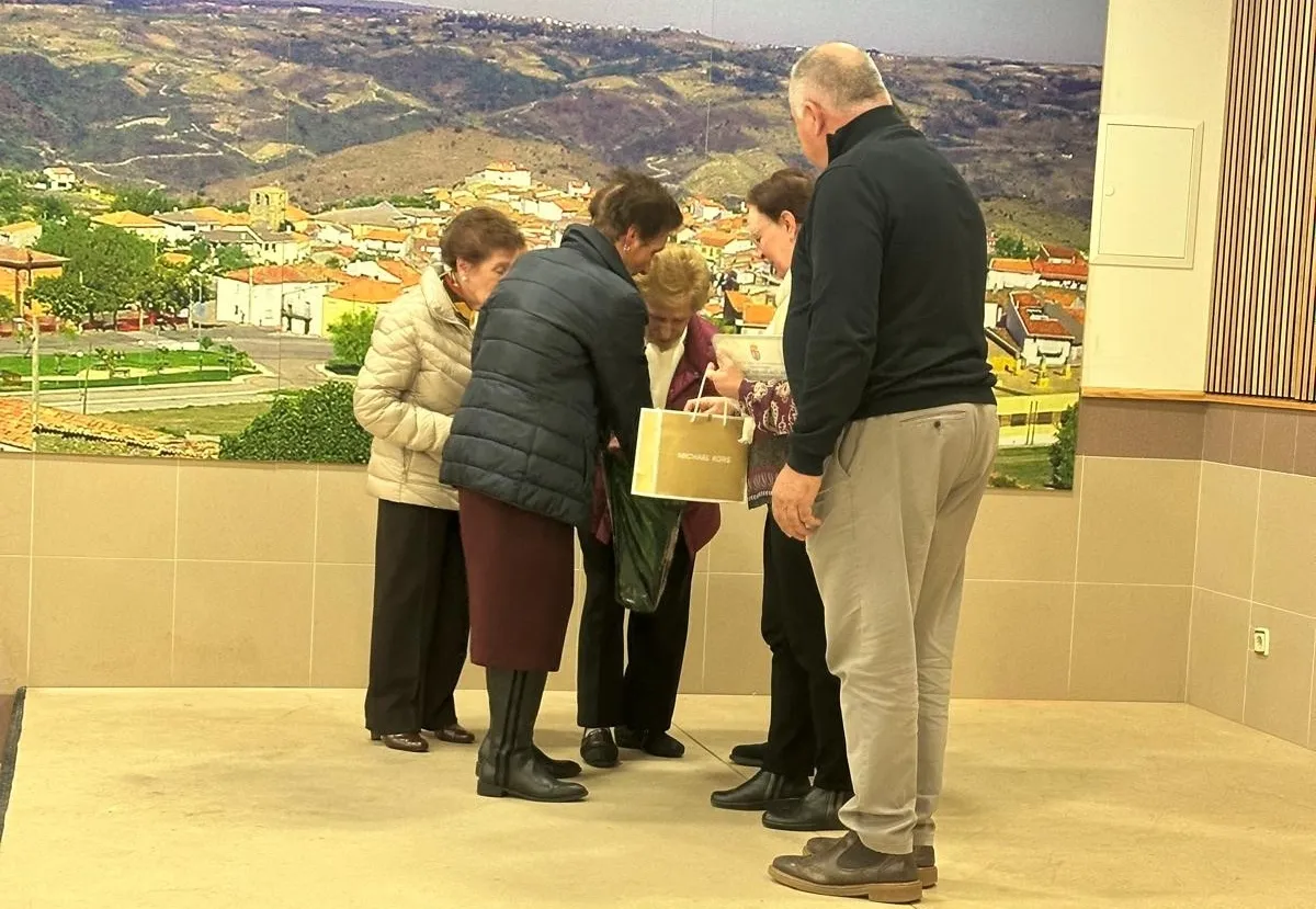 Despedida por su jubilación al médico Nacho Martín y Tina Sánchez tras 31 años como enfermera en Villarino