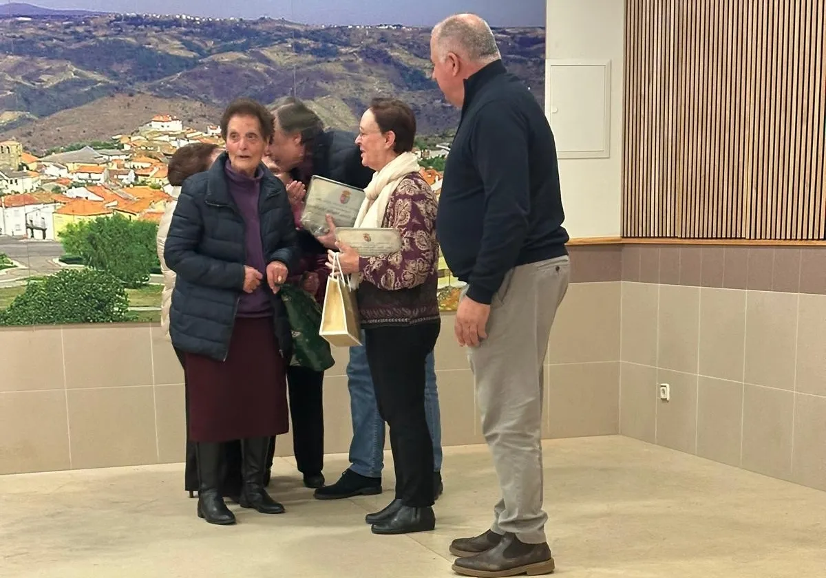 Despedida por su jubilación al médico Nacho Martín y Tina Sánchez tras 31 años como enfermera en Villarino