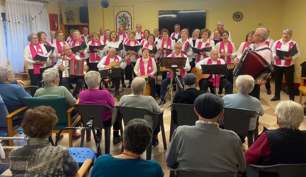 Foto 5 - La Rondalla Aires del &Aacute;gueda lleva sus villancicos a la Residencia Caracillo