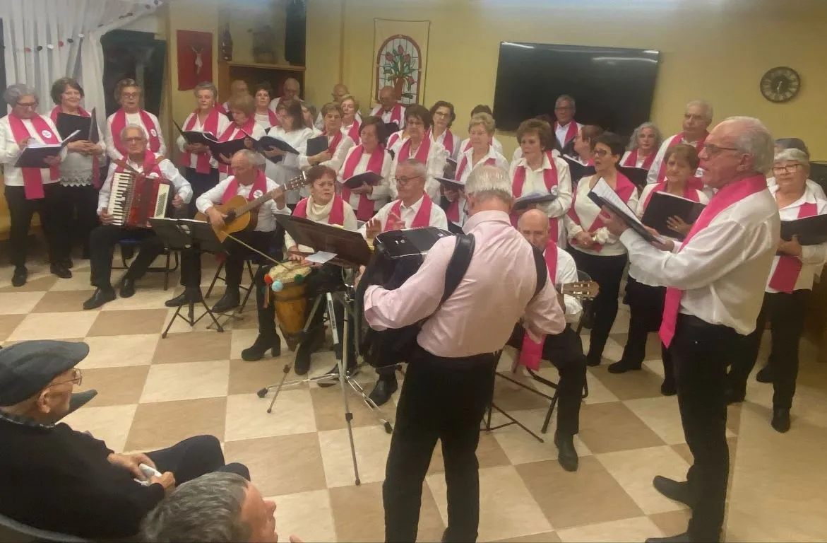 Foto 4 - La Rondalla Aires del &Aacute;gueda lleva sus villancicos a la Residencia Caracillo