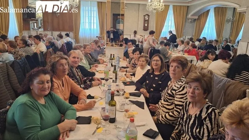 Foto 10 - M&aacute;s de un centenar de mujeres celebran la tradicional comida de Navidad en Alba de Tormes