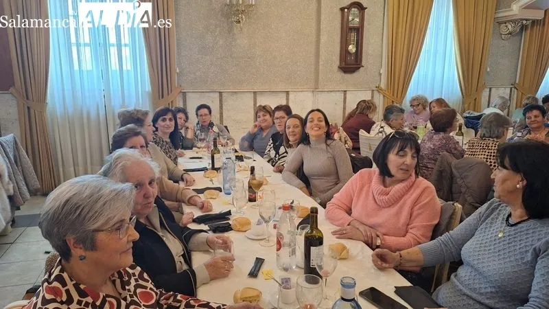 Foto 9 - M&aacute;s de un centenar de mujeres celebran la tradicional comida de Navidad en Alba de Tormes