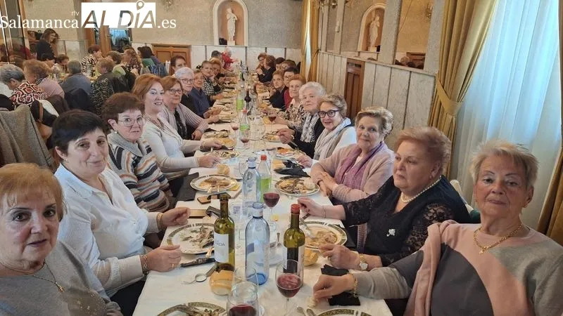 Foto 8 - M&aacute;s de un centenar de mujeres celebran la tradicional comida de Navidad en Alba de Tormes