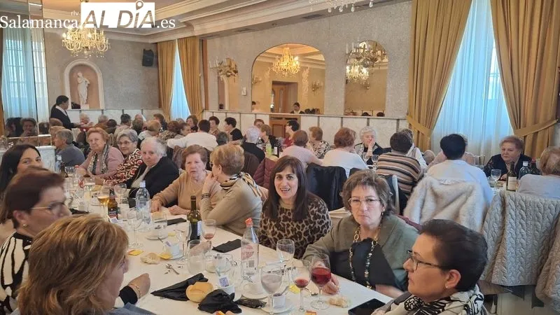 Foto 7 - M&aacute;s de un centenar de mujeres celebran la tradicional comida de Navidad en Alba de Tormes