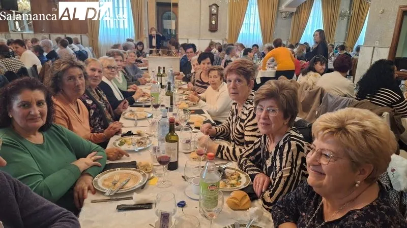 Foto 6 - M&aacute;s de un centenar de mujeres celebran la tradicional comida de Navidad en Alba de Tormes