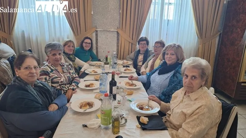 Foto 4 - M&aacute;s de un centenar de mujeres celebran la tradicional comida de Navidad en Alba de Tormes